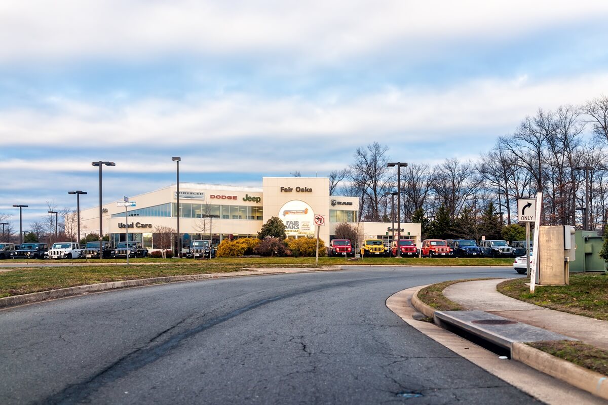Chantilly auto park entrance with jeep dodge fair oaks dealership in fairfax county Virginia with road in winter