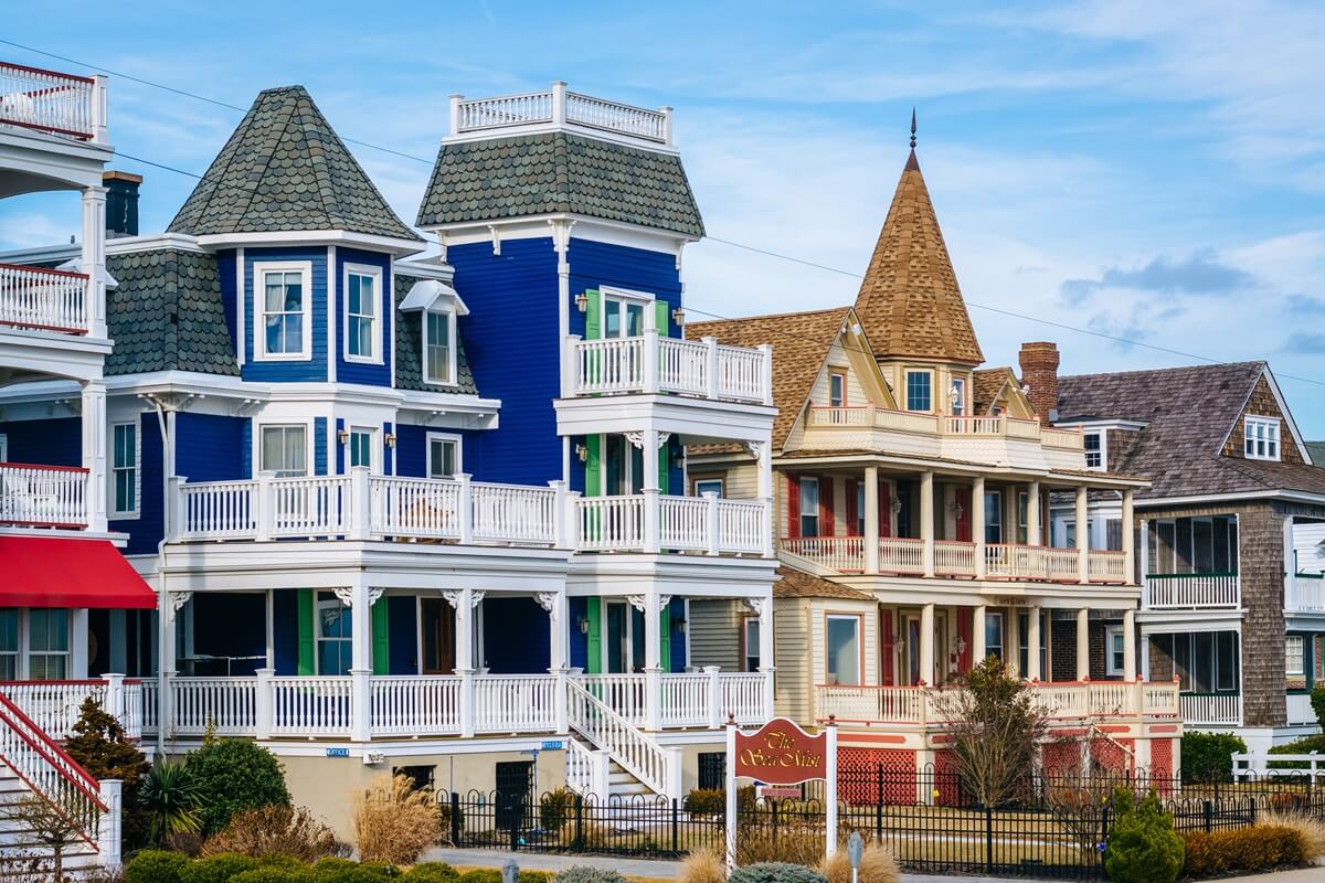 houses along beach avenue in Cape May New Jersey