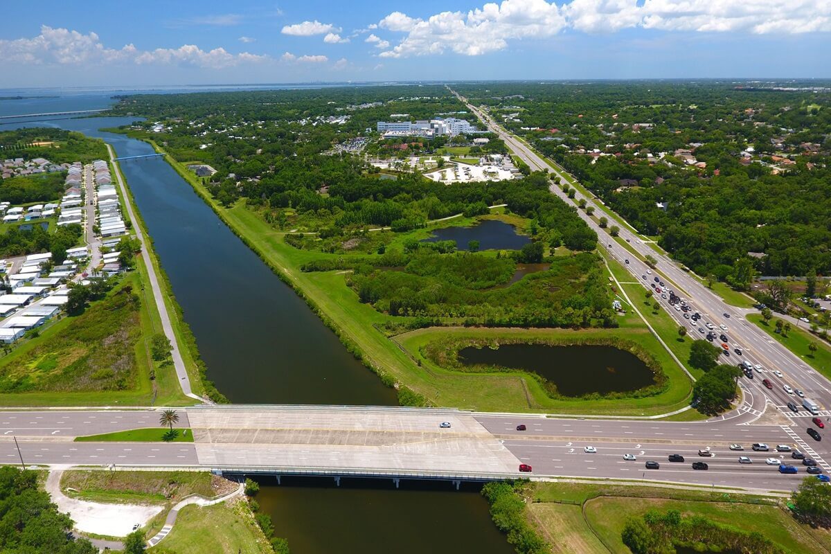 river flowing to the lake tarpon canal and the Oldsmar Florida
